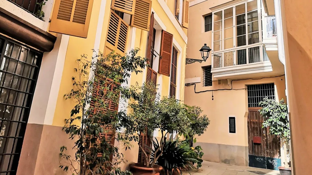 Durch die Altstadt Gassen von Palma de Mallorca individueller Stadtrundgang