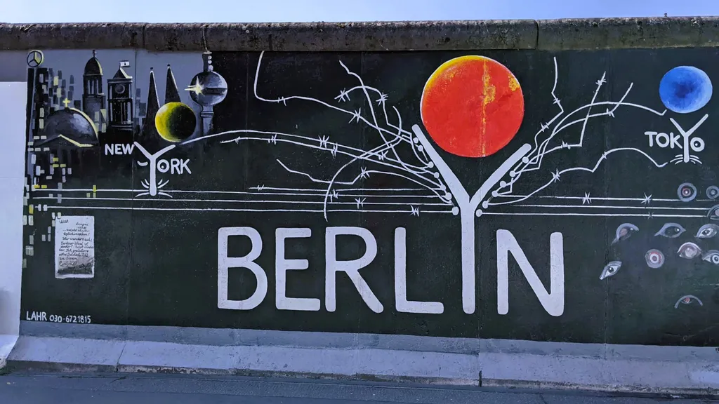 Mauertour von Berlin Mitte zur East Side Gallery individueller Stadtrundgang