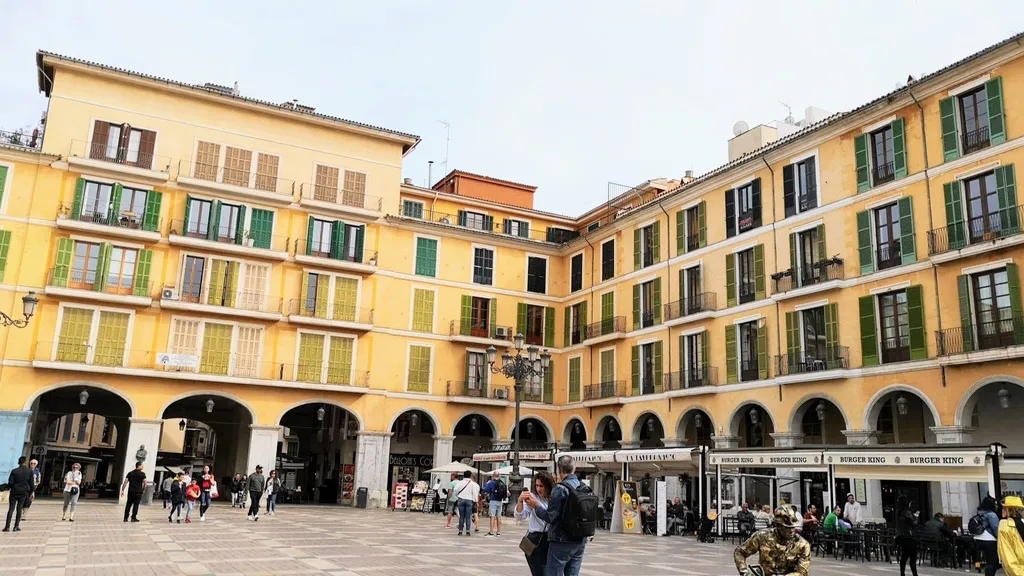 Durch die Altstadt Gassen von Palma de Mallorca individueller Stadtrundgang