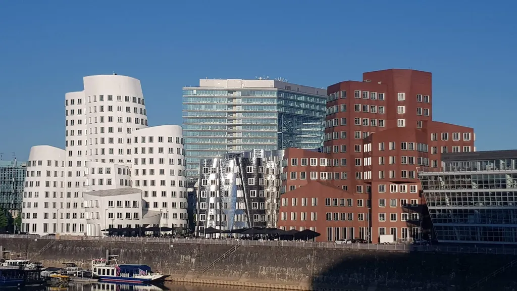 Dreiste Diebe stehlen die Flossis im Medienhafen individueller Stadtrundgang
