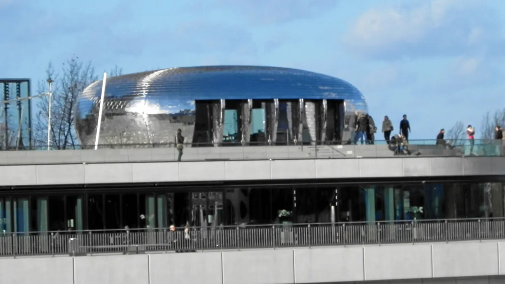 Dreiste Diebe stehlen die Flossis im Medienhafen individueller Stadtrundgang