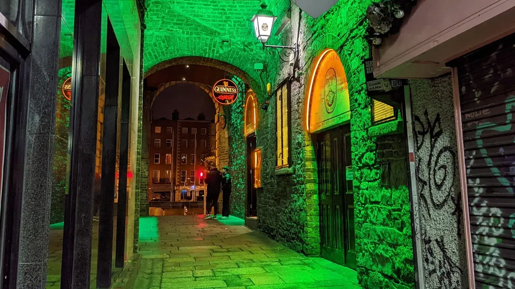 Temple Bar bei Nacht: Pub & History Tour in Dublin individueller Stadtrundgang